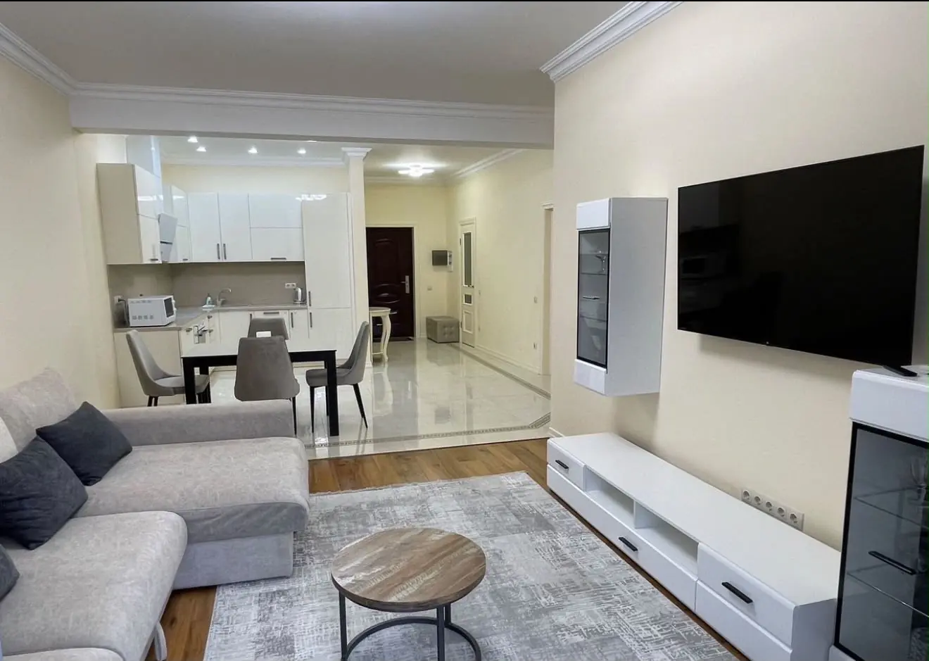 Salón clásico renovado y conectado con cocina comedor