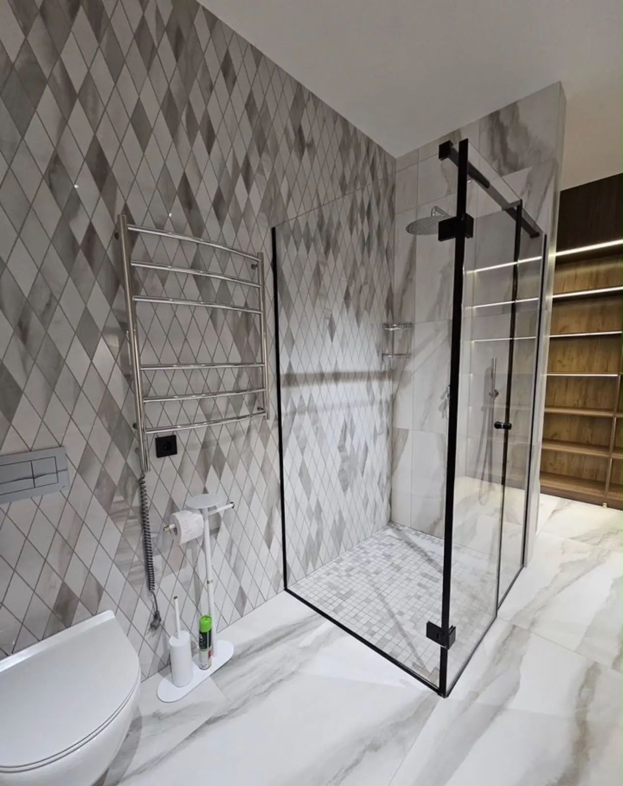 Baño revestido en porcelánico con ducha de vidrio