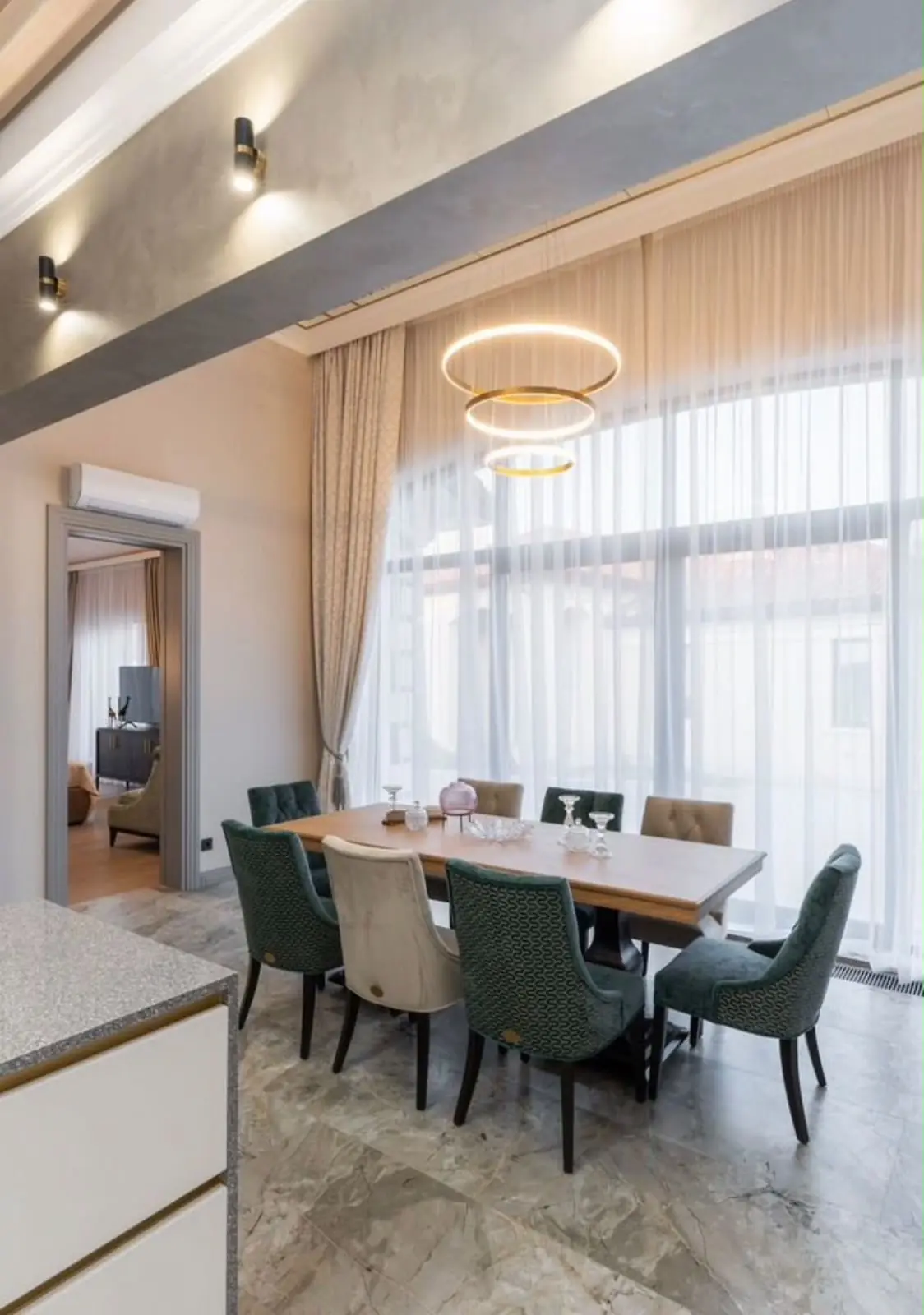 Comedor luminoso con grandes ventanales