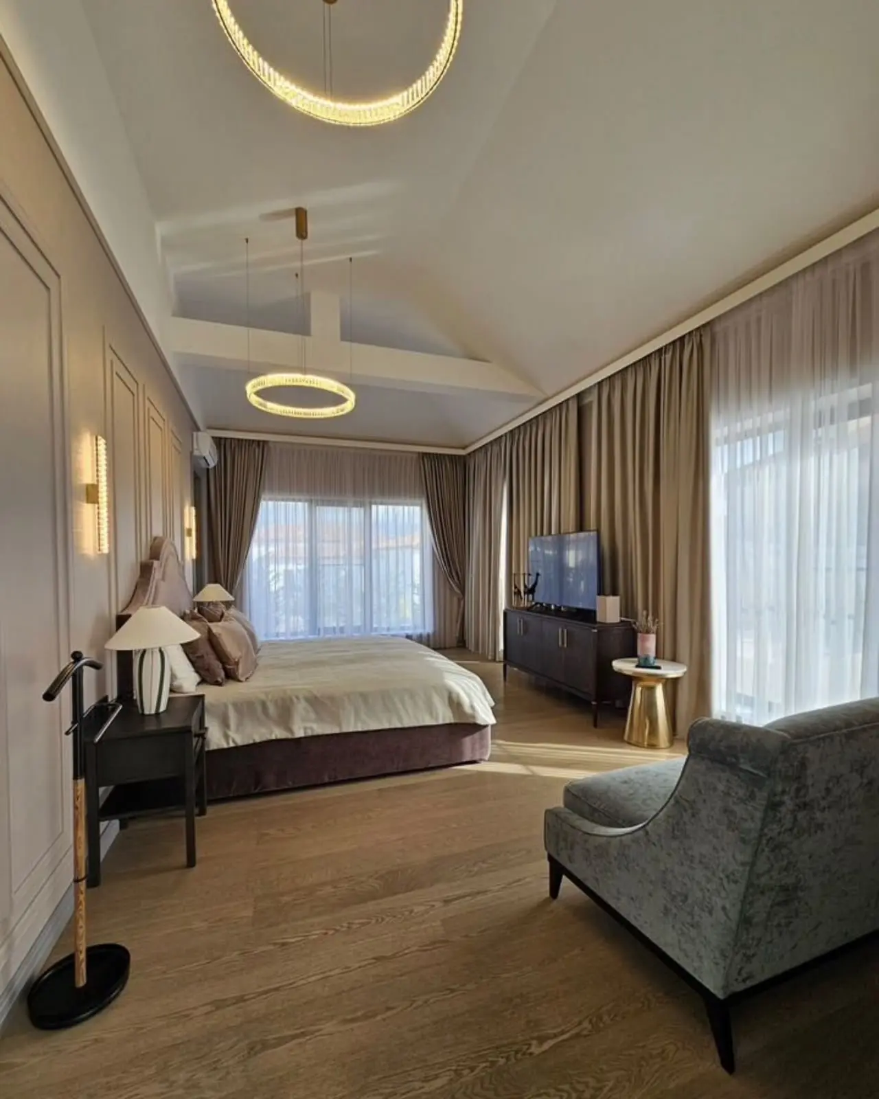Dormitorio reformado con iluminación decorativa y mobiliario a medida