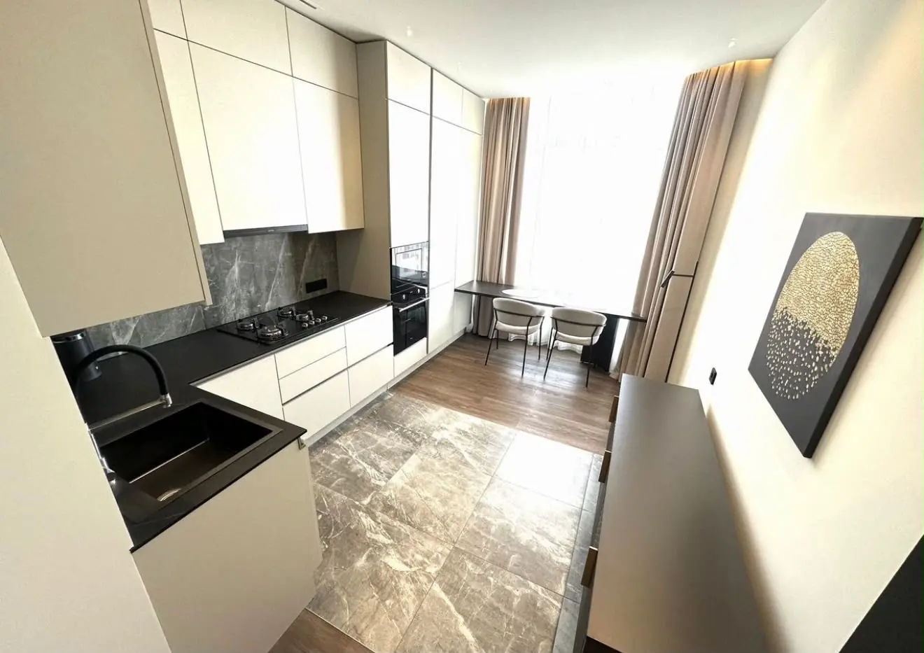 Cocina blanca compacta con encimera negra