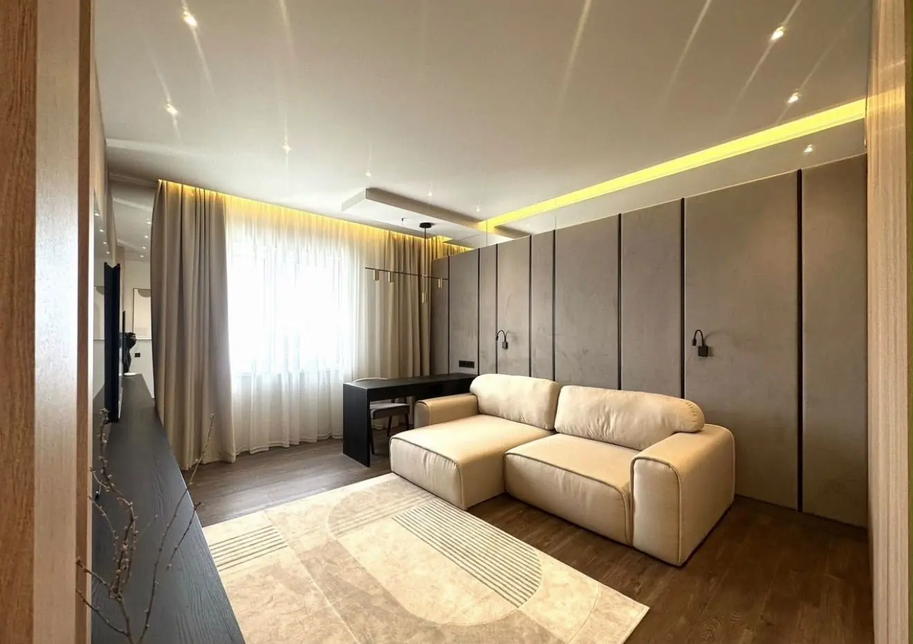 Salón contemporáneo con panelado e iluminación indirecta